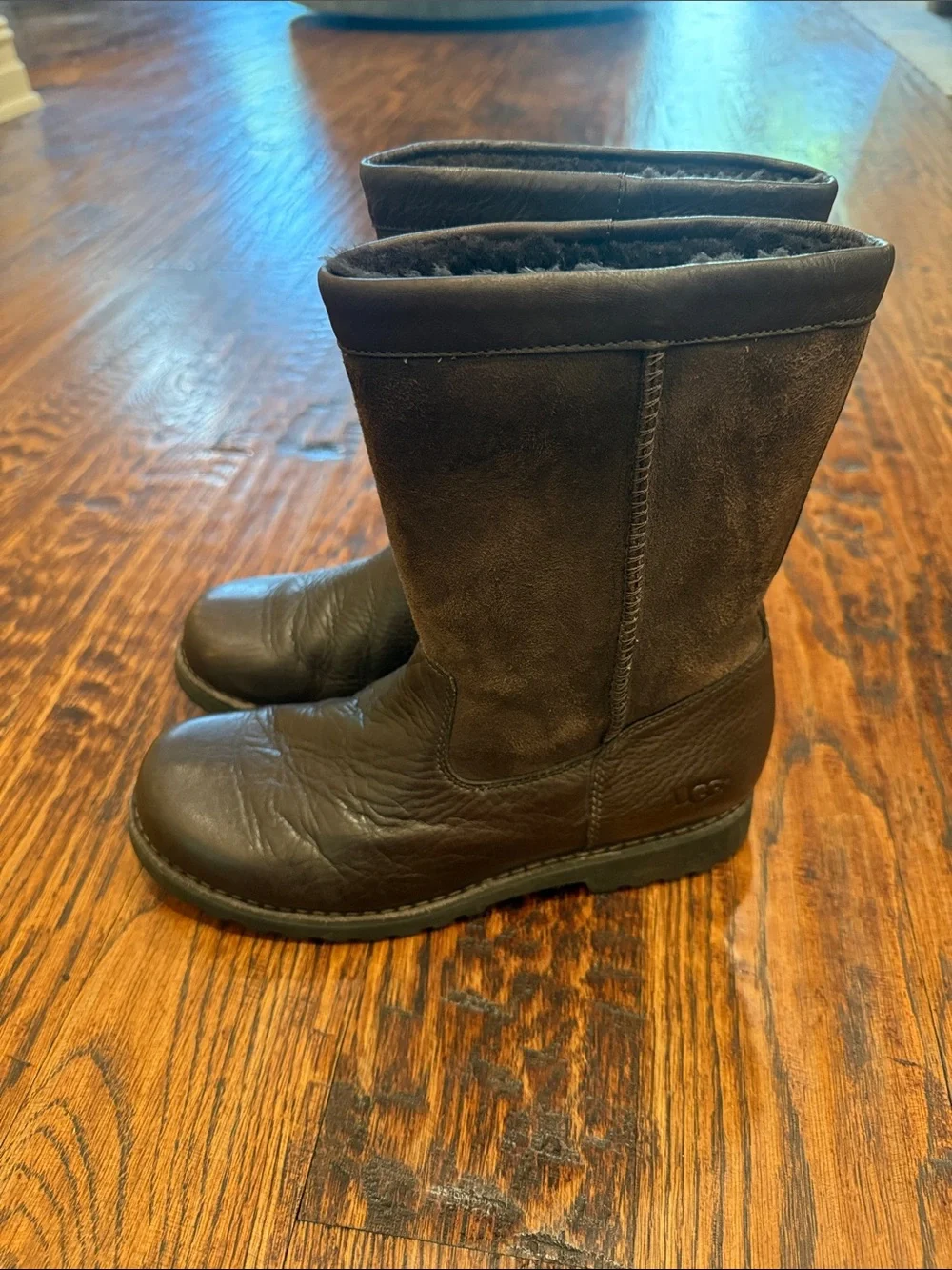 UGG classic mid